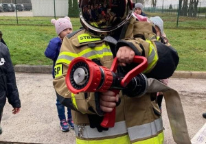 Dzieci przymierzają strój strażacki