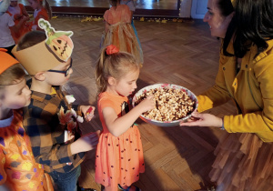 Dzieci częstują się czekoladowymi grzybkami