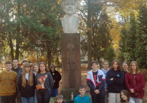 Uczniowie przy pomniku Jana Rode