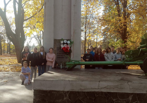 Uczniowie przy pomniku 14-tej Brygady