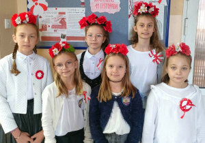 Dziewczynki z klasy 4 b w wiankach w barwach narodowych