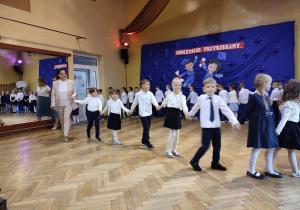 Dzieci tańczą "Poloneza"