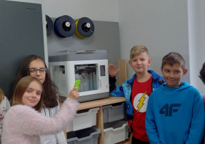 Uczniowie kl. 3b przy drukarce 3D