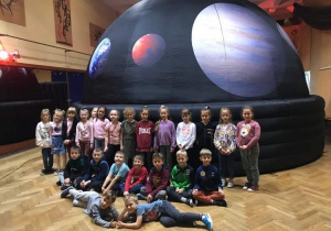 Uczniowie klasy 1d przed kopułą Planetarium