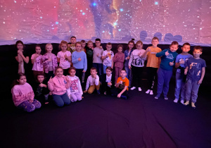 Dzieci w środku mobilnego Planetarium