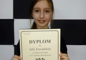 Julia Zawadzka pozuje do zdjęcia z dyplomem