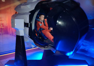 Chłopiec w symulatorze w stroju kosmonauty