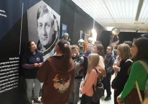 Uczniowie zebrani przy stoisku prezentującym postać Mirosława Hermaszewskiego, pierwszego i jedynego polskiego kosmonauty