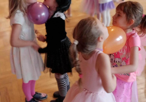 Dzieci biorą udział w konkursie tanecznym