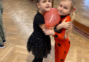 Dziewczynki podczas zabawy z balonem