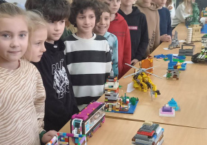 Uczniowie klasy 3b na wystawie klocków LEGO