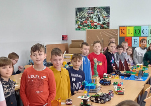 Uczniowie klasy 3a zwiedzający wystawę klocków LEGO