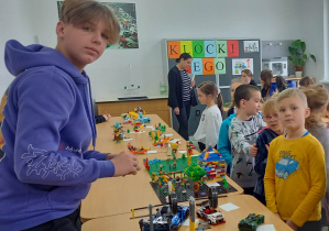 Uczeń prezentuje własne modele klocków LEGO
