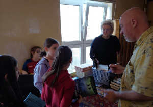 Uczniowie klasy drugiej podczas kupowania książek pisarza Łukarsza Wierzbickiego.