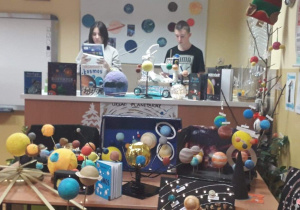 Uczniowie w pracowni chemicznej z modelami Układu Słonecznego
