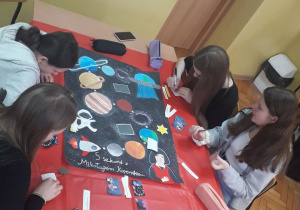 Uczennice grają w grę edukacyjną 5 Sekund z Mikołajem Kopernikiem