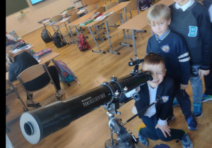 Dzieci przy teleskopie