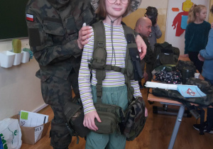 Uczennica w stroju żołnierskim