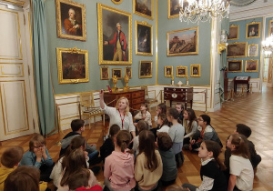 Uczniowie podczas lekcji w jednej z komnat Zamku Królewskiego w Warszawie.