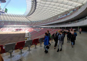 Uczniowie zwiedzają Stadion Narodowy w Warszawie