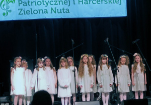 Dziewczynki na scenie podczas występu