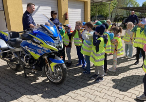 Dzieci oglądające motocykl policyjny