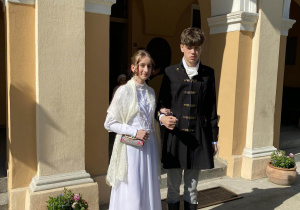 Marcel i Alicja jako Józefina i Antoni przed budynkiem muzeum