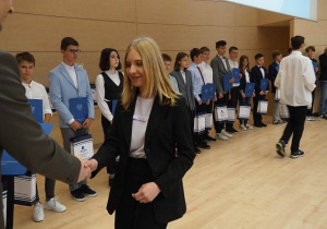 Alicja w trakcie odbioru gratulacji i nagrody w auli Uniwersytetu Łódzkiego