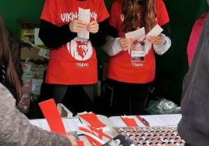 Nasze wolontariuszki w czerwonych Vikingowych koszulkach w trakcie obsługi uczestników legendarnego biegu przeszkodowego.
