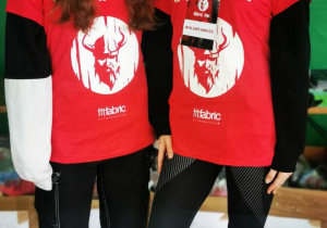 Maja Czajkowska i Antonina Krawczyk w roli wolontariuszek w czerwonych Vikingowych koszulkach.