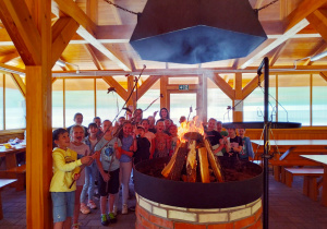Uczniowie klasy 2c podczas klasowego ogniska z okazji Dnia Dziecka