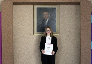 Ola Gruszczyńska pozuje do zdjęcia podczas gali rozdania nagród w konkursie MATEMATYKA MOJA PASJA