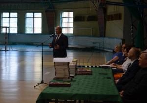 Pan prezydent miasta Marcin Witko przemawia w hali sportowej podczas zakończenia klas ósmych