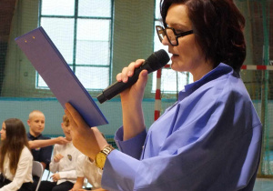 Zdjęcie dyrektor szkoły Pani Anety Jarząbek z mikrofonem