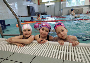 Trzy dziewczynki na pływalni