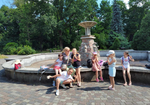 Dzieci przy fontannie w Parku Solidarności