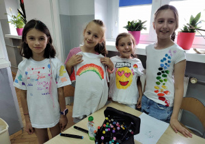 Dziewczynki pokazują ozdobione własnoręcznie koszulki