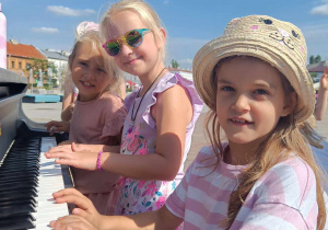 Dziewczynki próbują swoich sił przy fortepianie