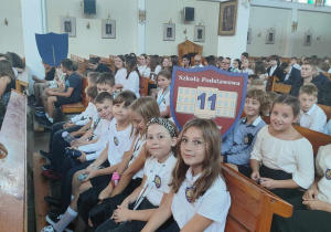 Uczniowie podczas mszy świętej z okazji Dnia Sybiraka