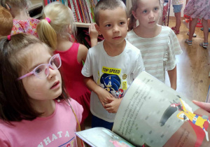 Dzieci oglądają książki