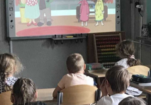 Dzieci oglądają bajkę o emocjach