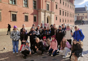 Wspólne zdjęcie uczniów klasy Vb przed Zamkiem Królewskim