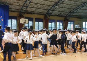 Taniec w wykonaniu uczniów klas pierwszych