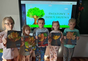 Dzieci prezentują prace plastyczne z kolorowych liści