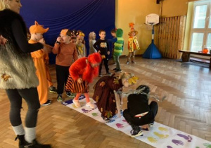 Dzieci podczas konkurencji, przebrane w jesienne stroje.