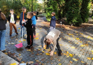 Dzieci sprzątają pomnik 14 Brygady