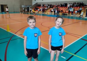 Julia i Antoni w koszulkach reprezentacyjnych w hali sportowej podczas zawodów