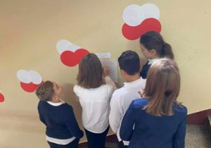 Uczniowie dekorują szkołę