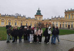 Uczniowie przed budynkiem Pałacu w Wilanowie