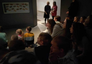 Uczniowie oglądają film w Muzeum Piłsudskiego